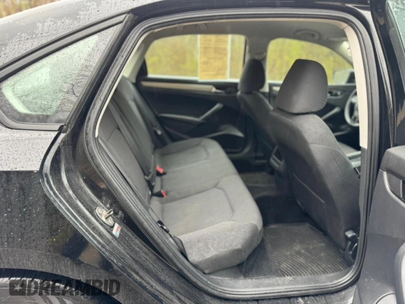 2013 Volkswagen Passat S z VIN 1VWAP7A37DC091531, wystawiony jako Copart lot #56255445 z przebiegiem 135 917 mil mil oraz Czysty tytuł • Clean title. Historia ofert i sprzedaży dostępna na DreamBid. Obrazek 6.
