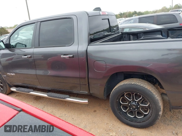 2019 Ram 1500 Big Horn z VIN 1C6RREFT7KN522858, wystawiony jako IAAI lot #41938140 z przebiegiem 115 165 mil mil oraz . Historia ofert i sprzedaży dostępna na DreamBid. Obrazek 14.