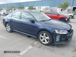 2012 Volkswagen Passat SE z VIN 1VWBP7A39CC056590, wystawiony jako IAAI lot #41879975 z przebiegiem 76 125 mil mil oraz . Historia ofert i sprzedaży dostępna na DreamBid. Obrazek 1.