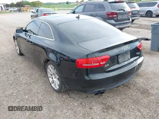2011 Audi A5 Premium Plus z VIN WAULFAFR9BA080187, wystawiony jako IAAI lot #42220280 z przebiegiem 142 676 mil mil oraz . Historia ofert i sprzedaży dostępna na DreamBid. Obrazek 3.
