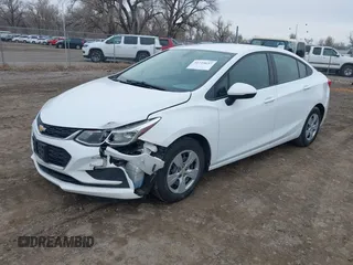 2017 Chevrolet Cruze LS z VIN 1G1BC5SM7H7140622, wystawiony jako IAAI lot #41725637 z przebiegiem 137 089 mil mil oraz . Historia ofert i sprzedaży dostępna na DreamBid. Obrazek 18.
