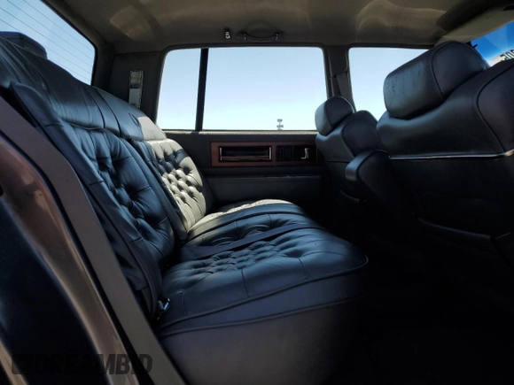 1986 Cadillac DeVille z VIN 1G6CD6984G4341470, wystawiony jako Copart lot #52592805 z przebiegiem 24 359 mil mil oraz Czysty tytuł • Clean title. Historia ofert i sprzedaży dostępna na DreamBid. Obrazek 10.