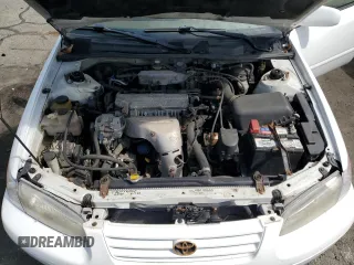 1997 Toyota Camry LE z VIN 4T1BG22KXVU163880, wystawiony jako Copart lot #56741295 z przebiegiem 132 863 mil mil oraz Szkody całkowita. Historia ofert i sprzedaży dostępna na DreamBid. Obrazek 11.