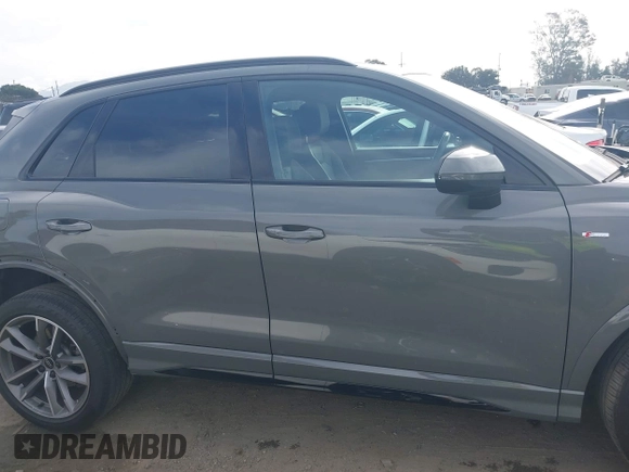 2023 Audi Q3 S line Premium z VIN WA1DECF38P1137384, wystawiony jako IAAI lot #41895727 z przebiegiem 28 529 mil mil oraz . Historia ofert i sprzedaży dostępna na DreamBid. Obrazek 14.