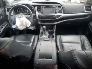 2018 Toyota Highlander SE z VIN 5TDJZRFH2JS911201, wystawiony jako Copart lot #57843215 z przebiegiem 94 977 mil mil oraz Szkoda całkowita • Salvage title. Historia ofert i sprzedaży dostępna na DreamBid. Obrazek 8.