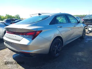 2023 Hyundai Elantra SEL z VIN 5NPLM4AG0PH107972, wystawiony jako IAAI lot #42200000 z przebiegiem 15 060 mil mil oraz . Historia ofert i sprzedaży dostępna na DreamBid. Obrazek 4.