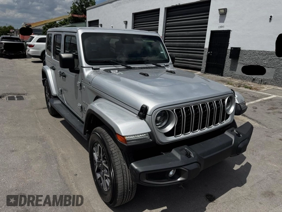 2024 Jeep Wrangler Sahara z VIN 1C4PJXEN6RW171855, wystawiony jako Copart lot #58272205 z przebiegiem 15 589 mil mil oraz Czysty tytuł • Clean title. Historia ofert i sprzedaży dostępna na DreamBid. Obrazek 1.