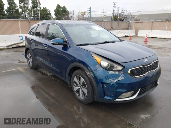 2017 Kia Niro Touring Launch Edition with VIN KNDCC3LC2H5048657, listed as a IAAI auction lot 41736127 with 190,828 mi miles. Bid and sale history available at carsss.com. Image 1.