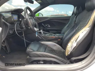 2017 Audi R8 z VIN WUAVACFX5H7903923, wystawiony jako Copart lot #57079895 z przebiegiem 53 882 mil mil oraz Szkody całkowita. Historia ofert i sprzedaży dostępna na DreamBid. Obrazek 7.
