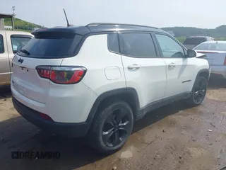 2020 Jeep Compass Latitude z VIN 3C4NJDBB6LT157841, wystawiony jako IAAI lot #42484052 z przebiegiem 52 610 mil mil oraz . Historia ofert i sprzedaży dostępna na DreamBid. Obrazek 4.