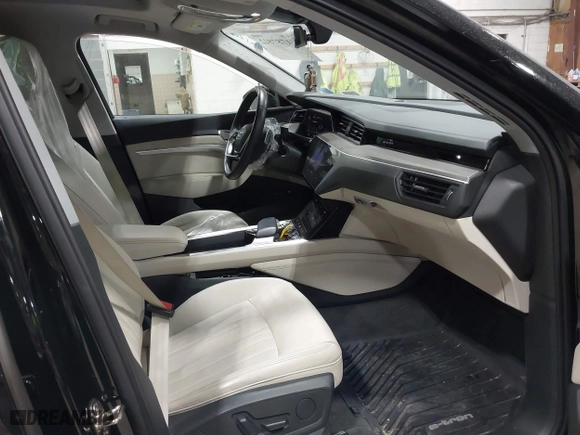 2021 Audi e-tron Sportback S line Premium with VIN WA11AAGE7MB037141, listed as a IAAI auction lot 41787822 with 31,834 mi miles. Bid and sale history available at carsss.com. Image 5.