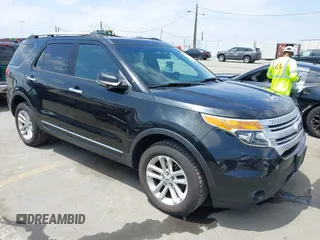 2013 Ford Explorer XLT with VIN 1FM5K8D82DGA28759, listed as a IAAI auction lot 42098916 with 236,444 mi miles and . Bid and sale history available at carsss.com. Image 1.