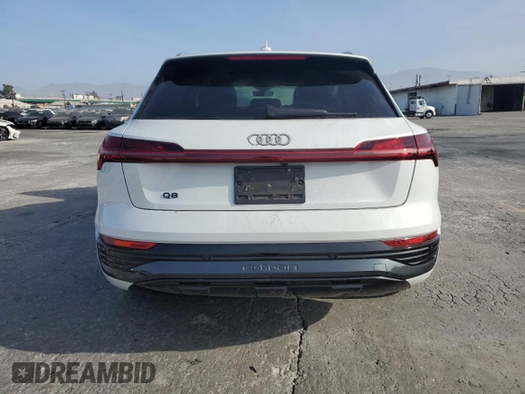 2024 Audi Q8 e-tron Premium Plus z VIN WA15AAGE5RB007032, wystawiony jako Copart lot #86919704 z przebiegiem Nie podano mil oraz Szkoda całkowita • Salvage title. Historia ofert i sprzedaży dostępna na DreamBid. Obrazek 6.