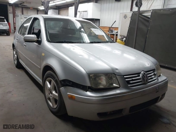 2000 Volkswagen New Jetta GL with VIN 3VWRF29M9YM024990, listed as a IAAI auction lot 41891273 with 204,016 mi miles. Bid and sale history available at carsss.com. Image 1.
