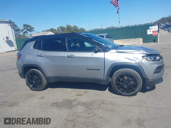 2022 Jeep Compass Latitude z VIN 3C4NJDBB4NT197015, wystawiony jako IAAI lot #42074901 z przebiegiem 61 498 mil mil oraz . Historia ofert i sprzedaży dostępna na DreamBid. Obrazek 13.