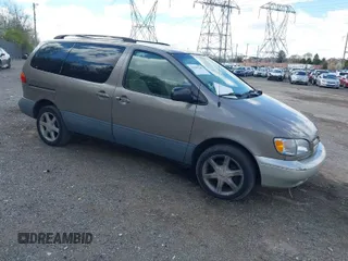 1998 Toyota Sienna LE with VIN 4T3ZF13C4WU011721, listed as a IAAI auction lot 41989188 with 208,186 mi miles. Bid and sale history available at carsss.com. Image 1.