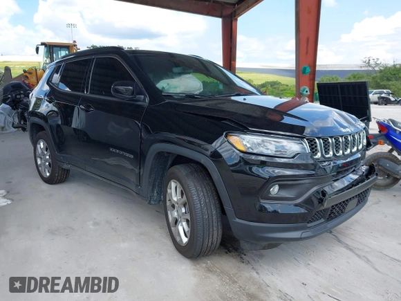 2024 Jeep Compass Latitude Lux с VIN 3C4NJDFN5RT104769, выставлен на аукционе IAAI как лот 42585680 с пробегом 7 162 миль миль и . История ставок и продаж доступна на DreamBid. Изображение 1.