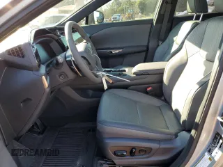 2024 Lexus RZ 300e Premium z VIN JTJABABB8RA005034, wystawiony jako Copart lot #43785845 z przebiegiem 2167 mil mil oraz Szkody całkowita. Historia ofert i sprzedaży dostępna na DreamBid. Obrazek 7.