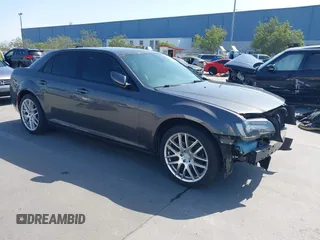 2019 Chrysler 300 S z VIN 2C3CCABG2KH590239, wystawiony jako IAAI lot #42164819 z przebiegiem 30 617 mil mil oraz . Historia ofert i sprzedaży dostępna na DreamBid. Obrazek 1.