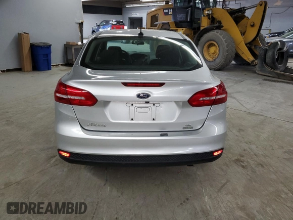 2018 Ford Focus SE z VIN 1FADP3FE0JL239152, wystawiony jako Copart lot #56789355 z przebiegiem 148 802 mil mil oraz Czysty tytuł • Clean title. Historia ofert i sprzedaży dostępna na DreamBid. Obrazek 6.