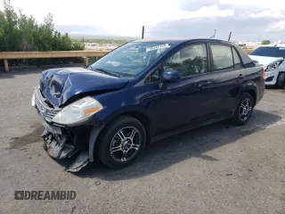 2009 Nissan Versa S z VIN 3N1BC11E49L466968, wystawiony jako Copart lot #55342155 z przebiegiem 100 777 mil mil oraz Szkody całkowita. Historia ofert i sprzedaży dostępna na DreamBid. Obrazek 1.