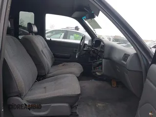 1990 Toyota Pickup z VIN JT4VN93D7L5014236, wystawiony jako IAAI lot #41776761 z przebiegiem Nie podano mil oraz . Historia ofert i sprzedaży dostępna na DreamBid. Obrazek 5.