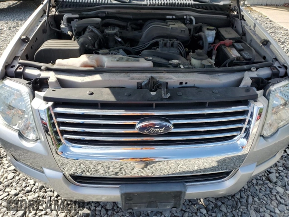 2010 Ford Explorer XLT z VIN 1FMEU7DE2AUA82828, wystawiony jako Copart lot #60664435 z przebiegiem 118 715 mil mil oraz Czysty tytuł • Clean title. Historia ofert i sprzedaży dostępna na DreamBid. Obrazek 12.