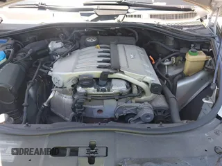 2004 Volkswagen Touareg z VIN WVGBC67L74D017200, wystawiony jako IAAI lot #42305070 z przebiegiem Nie podano mil oraz . Historia ofert i sprzedaży dostępna na DreamBid. Obrazek 10.