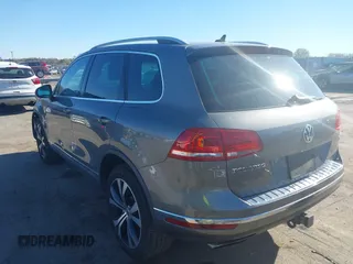 2017 Volkswagen Touareg Wolfsburg Edition z VIN WVGRF7BP1HD004308, wystawiony jako IAAI lot #41860019 z przebiegiem 74 044 mil mil oraz . Historia ofert i sprzedaży dostępna na DreamBid. Obrazek 3.