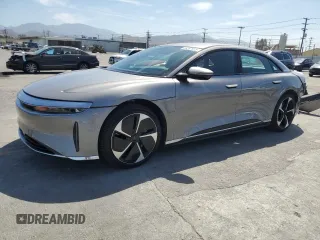 2024 Lucid Air Pure z VIN 50EA1PGA6RA004761, wystawiony jako Copart lot #58267915 z przebiegiem 6 913 mil mil oraz Szkoda całkowita • Salvage title. Historia ofert i sprzedaży dostępna na DreamBid. Obrazek 1.
