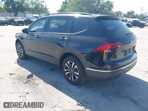 2024 Volkswagen Tiguan S z VIN 3VVRB7AX4RM226494, wystawiony jako IAAI lot #42000799 z przebiegiem 946 mil mil oraz . Historia ofert i sprzedaży dostępna na DreamBid. Obrazek 3.
