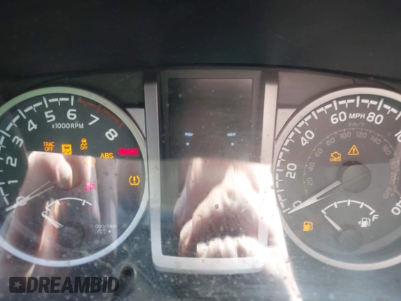 2017 Toyota Tacoma SR5 z VIN 3TMAZ5CN1HM026355, wystawiony jako IAAI lot #42060428 z przebiegiem 165 096 mil mil oraz . Historia ofert i sprzedaży dostępna na DreamBid. Obrazek 7.