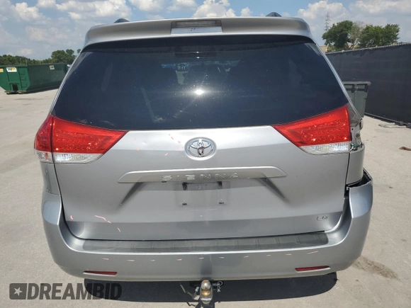 2012 Toyota Sienna LE AAS z VIN 5TDKK3DC7CS238373, wystawiony jako Copart lot #61186245 z przebiegiem 200 950 mil mil oraz Szkoda całkowita • Salvage title. Historia ofert i sprzedaży dostępna na DreamBid. Obrazek 6.