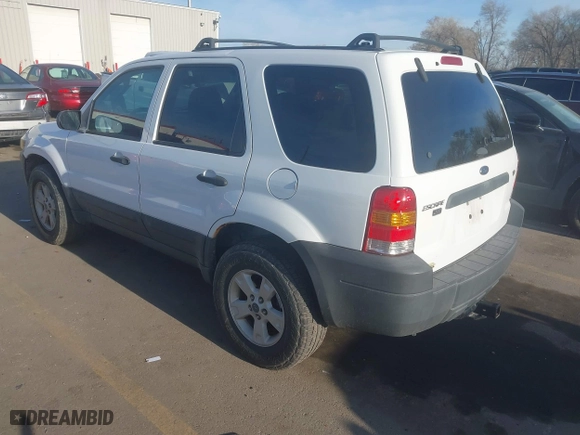 2005 Ford Escape XLT with VIN 1FMYU93175KE47383, listed as a IAAI auction lot 41967643 with 153,036 mi miles. Bid and sale history available at carsss.com. Image 3.