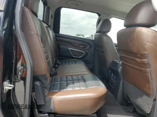 2016 Nissan Titan Platinum Reserve z VIN 1N6BA1F26GN506432, wystawiony jako Copart lot #55596075 z przebiegiem 153 972 mil mil oraz Czysty tytuł • Clean title. Historia ofert i sprzedaży dostępna na DreamBid. Obrazek 10.