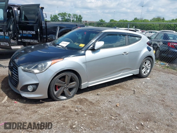 2013 Hyundai Veloster Turbo z VIN KMHTC6AE3DU136005, wystawiony jako IAAI lot #42243308 z przebiegiem 118 257 mil mil oraz . Historia ofert i sprzedaży dostępna na DreamBid. Obrazek 2.