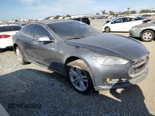 2013 Tesla Model S with VIN 5YJSA1CG9DFP09733, listed as a Copart auction lot 87739005 with 88,163 mi miles and Salvage title. Bid and sale history available at DreamBid. Image 4.
