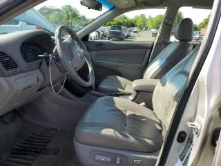 2004 Toyota Camry LE z VIN JTDBE32K640270298, wystawiony jako Copart lot #58800955 z przebiegiem 79 064 mil mil oraz Szkoda całkowita • Salvage title. Historia ofert i sprzedaży dostępna na DreamBid. Obrazek 7.