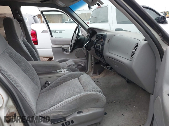 1996 Ford Explorer XL z VIN 1FMDU34XXTZA17284, wystawiony jako IAAI lot #42208106 z przebiegiem 167 098 mil mil oraz . Historia ofert i sprzedaży dostępna na DreamBid. Obrazek 5.
