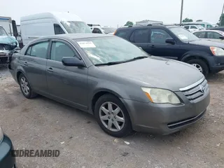 2005 Toyota Avalon XL z VIN 4T1BK36BX5U049666, wystawiony jako IAAI lot #42074612 z przebiegiem 251 115 mil mil oraz . Historia ofert i sprzedaży dostępna na DreamBid. Obrazek 1.