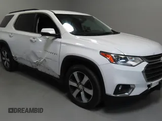 2021 Chevrolet Traverse LT z VIN 1GNERHKW0MJ213033, wystawiony jako Copart lot #61077465 z przebiegiem 78 592 mil mil oraz Czysty tytuł • Clean title. Historia ofert i sprzedaży dostępna na DreamBid. Obrazek 1.