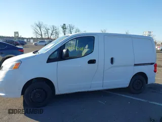 2018 Nissan NV200 SV z VIN 3N6CM0KN5JK698851, wystawiony jako IAAI lot #41753691 z przebiegiem 41 037 mil mil oraz . Historia ofert i sprzedaży dostępna na DreamBid. Obrazek 14.
