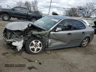 2004 Saab 9-3 z VIN YS3FB49S441044947, wystawiony jako Copart lot #46432215 z przebiegiem 130 366 mil mil oraz Szkody całkowita. Historia ofert i sprzedaży dostępna na DreamBid. Obrazek 1.