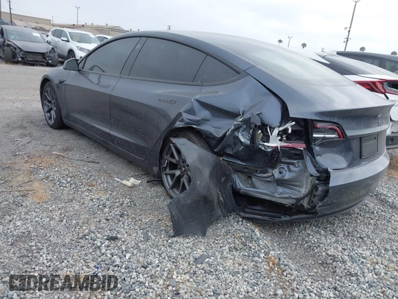 2023 Tesla Model 3 z VIN 5YJ3E1EAXPF403095, wystawiony jako IAAI lot #42151764 z przebiegiem 17 872 mil mil oraz . Historia ofert i sprzedaży dostępna na DreamBid. Obrazek 3.
