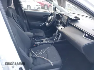 2022 Toyota Corolla Cross LE z VIN 7MUBAABG0NV030759, wystawiony jako IAAI lot #41821277 z przebiegiem 16 044 mil mil oraz . Historia ofert i sprzedaży dostępna na DreamBid. Obrazek 5.