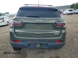2018 Jeep Compass Latitude z VIN 3C4NJDBB3JT265878, wystawiony jako Copart lot #61999865 z przebiegiem 131 919 mil mil oraz Czysty tytuł • Clean title. Historia ofert i sprzedaży dostępna na DreamBid. Obrazek 6.
