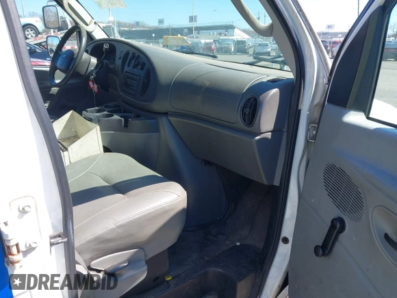 2006 Ford Econoline Cargo z VIN 1FTNE24L56DA64432, wystawiony jako IAAI lot #41888024 z przebiegiem 245 481 mil mil oraz . Historia ofert i sprzedaży dostępna na DreamBid. Obrazek 5.