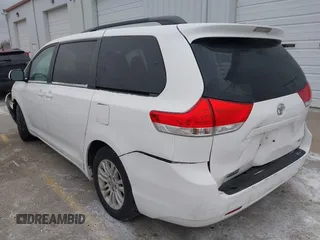 2014 Toyota Sienna XLE z VIN 5TDYK3DC6ES492167, wystawiony jako IAAI lot #41257193 z przebiegiem 216 046 mil mil oraz . Historia ofert i sprzedaży dostępna na DreamBid. Obrazek 3.