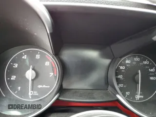 2017 Alfa Romeo Giulia z VIN ZARFAEBN7H7537325, wystawiony jako Copart lot #47110115 z przebiegiem Nie podano mil oraz Szkoda całkowita • Salvage title. Historia ofert i sprzedaży dostępna na DreamBid. Obrazek 9.