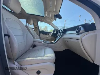 2021 Mercedes-Benz GLC 300 z VIN W1N0G8DB6MV300830, wystawiony jako Copart lot #61652945 z przebiegiem 135 882 mil mil oraz Czysty tytuł • Clean title. Historia ofert i sprzedaży dostępna na DreamBid. Obrazek 5.